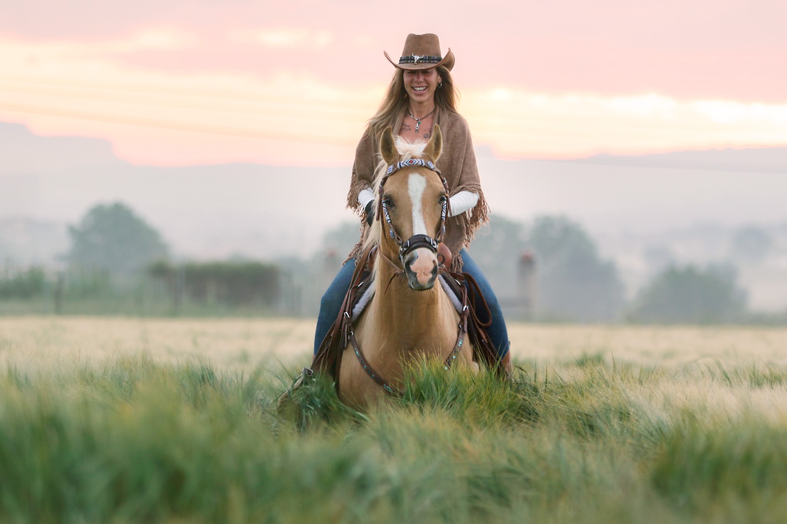 Pferd und Mensch im natürlichen Licht – Markenfotografie